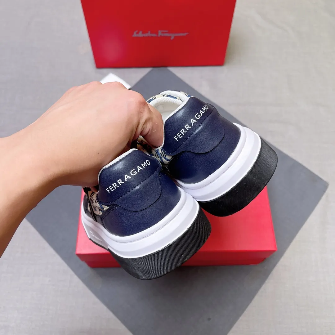 P400 Ferragamo/Ferragamo's new men's GANCINI silhouette low-top casual shoes. These low-top casual shoes are made of suede and calfskin leather. Inspired by the basketball shoe style of the 1990s, the Gancini insert on the side adds a touch of classic style. It features a lightweight rubber sole with knurled edges and custom grooves. The fabric lining and foot pads are light and comfortable, fashionable and dynamic, and the upper foot is comfortable and high-end, fashionable and trendy!  Size: 38-45 No. 004